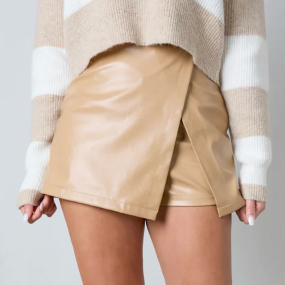 NWT Vestique Boutique Faux Leather Envelope Skort Tan Size Small